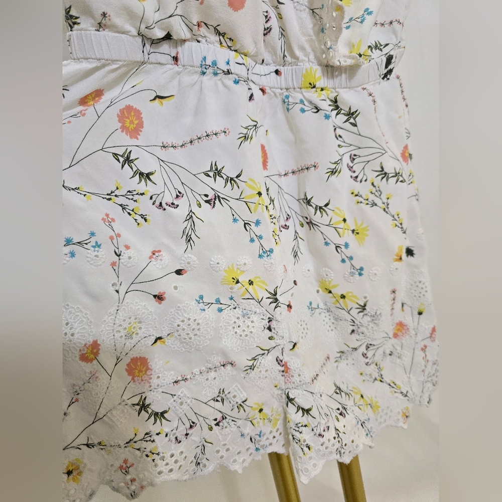 Women’s White Floral Romper - Lightweight Summer Jumpsuit Medium - Picture 8 of 13